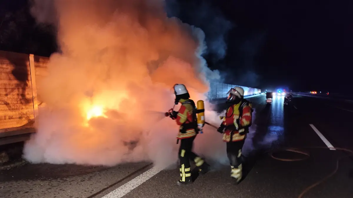 Auf der A81 im Bereich Rottenburg brannte ein Fahrzeug.