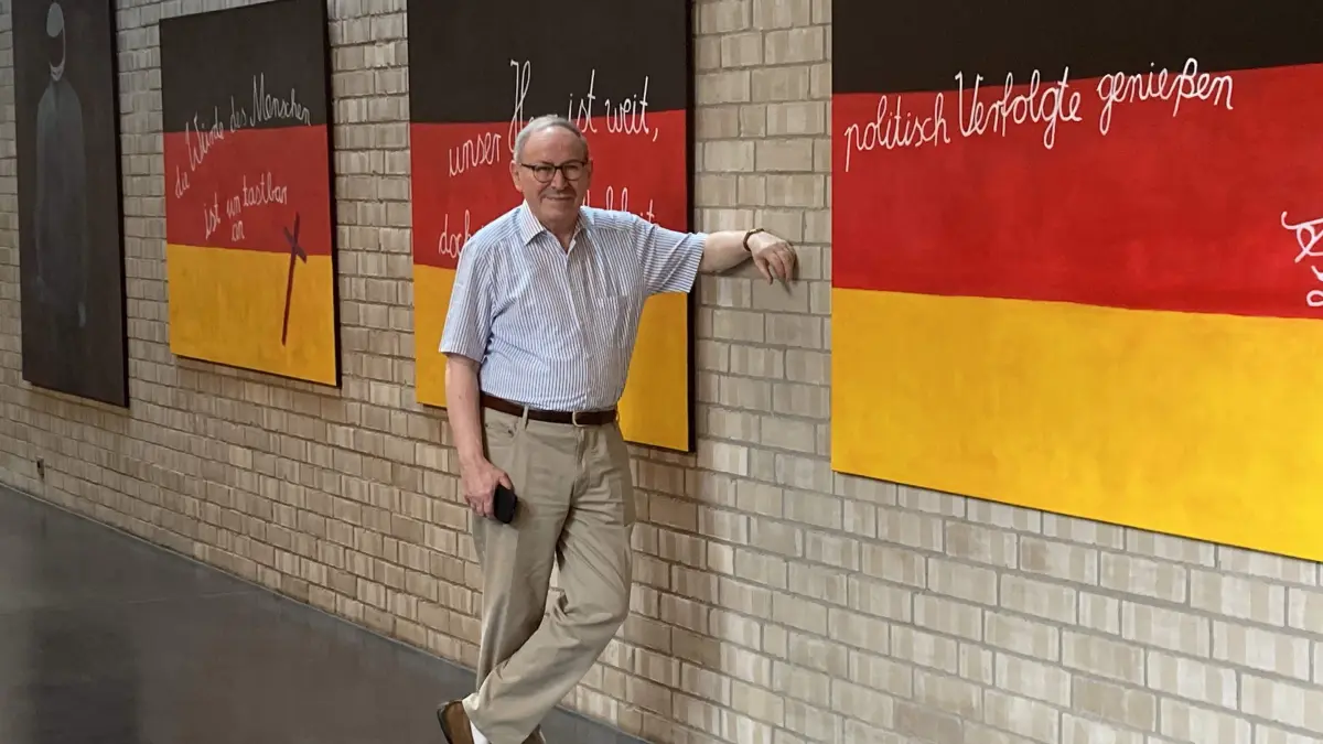 Der Künstler Peter M vor seinem „Deutschland Triptychon“.
