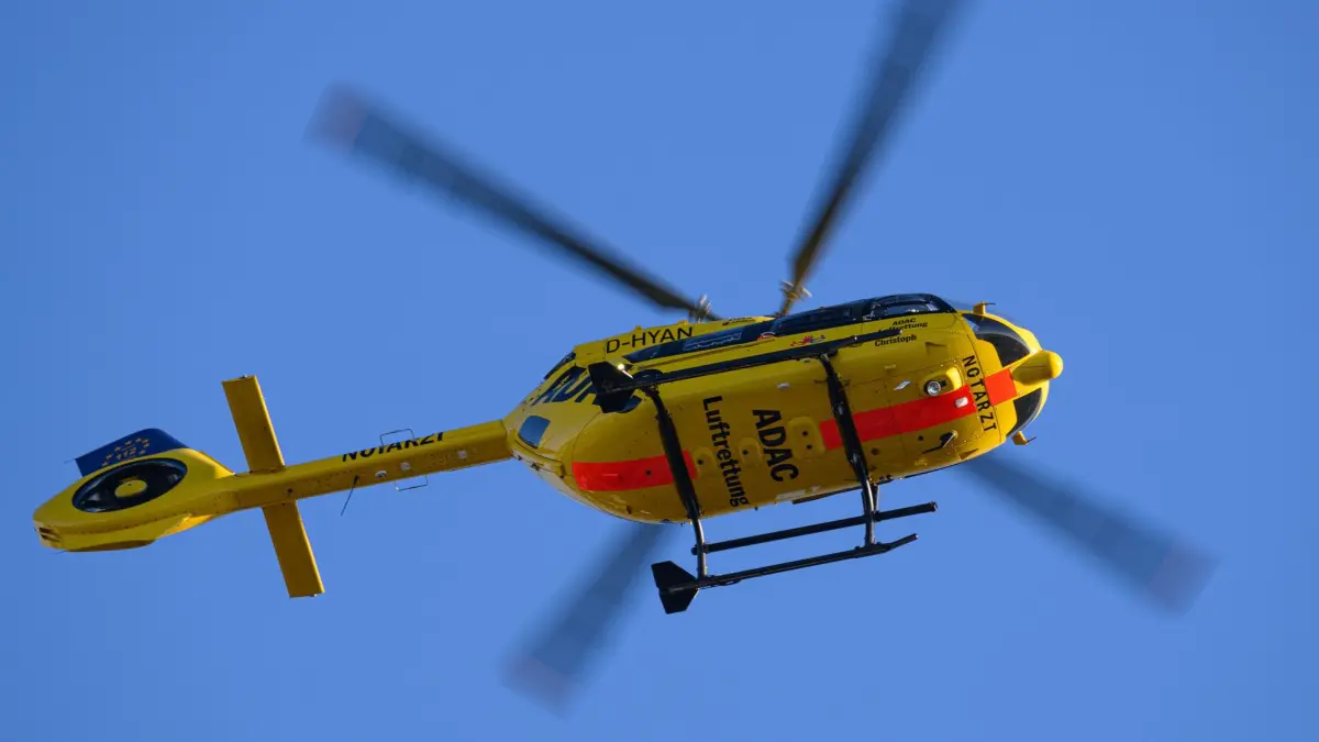 Rettungshubschrauber bei Unfall im Einsatz: ARCHIV - 12.07.2022, Sachsen, Dresden: Der Rettungs- und Intensivtransporthubschrauber „Christoph 77“ der ADAC Luftrettung fliegt am Himmel. (zu dpa: «Motorradfahrer stirbt bei Unfall in Großpösna») Foto: Robert Michael/dpa +++ dpa-Bildfunk +++