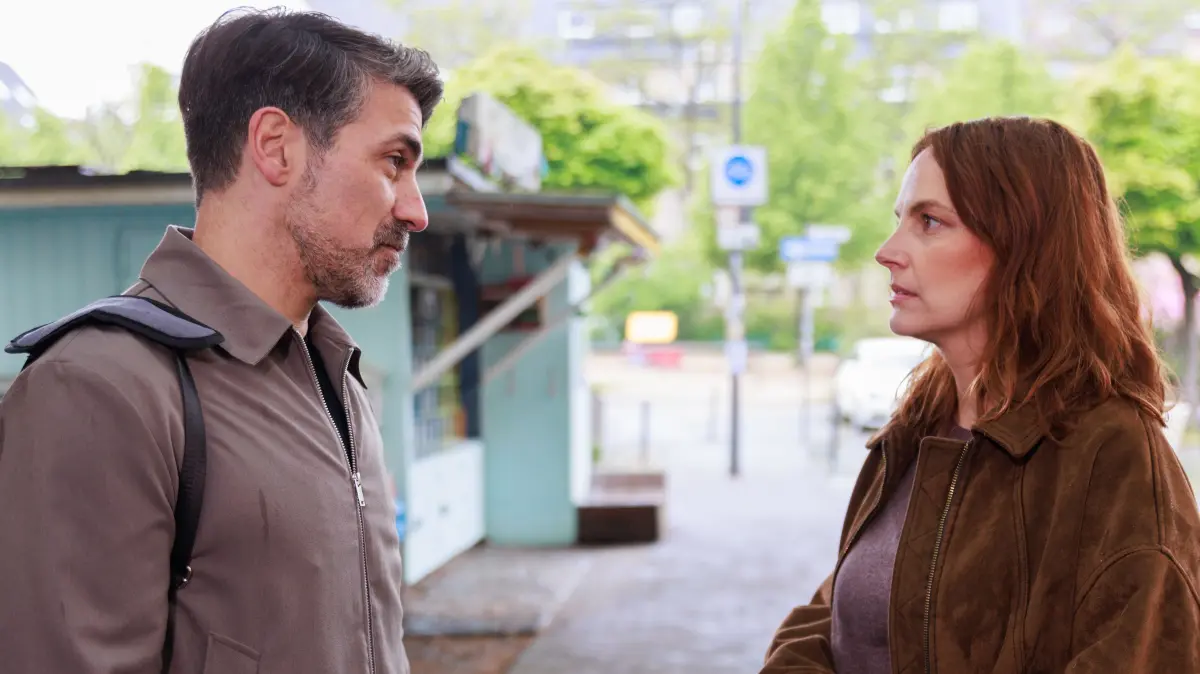 Anna (Marie Zielcke) öffnet sich endlich Ferhat (Harun Yildirim) und vertraut ihm ihren Kummer mit Taro an.