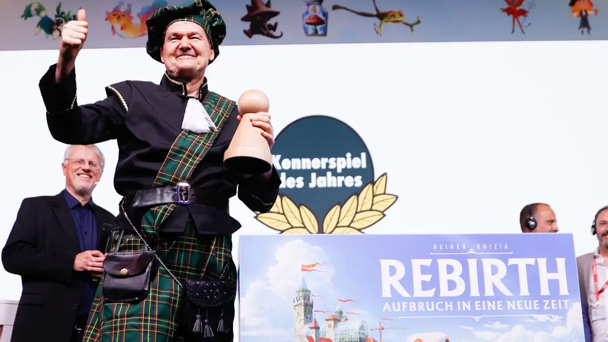 Reiner Knizia, Gewinner der Kategorie „Kennerspiel des Jahres 2026“ mit dem Spiel „Rebirth“ jubelt während der Verleihung des „Spiel des Jahres“ im nhow Hotel Berlin. Ausgezeichnet werden das Spiel des Jahres, das Kennerspiel des Jahres und das Kinderspiel des Jahres. Bewertet werden dabei Spielidee, Regelgestaltung, Layout und Design.