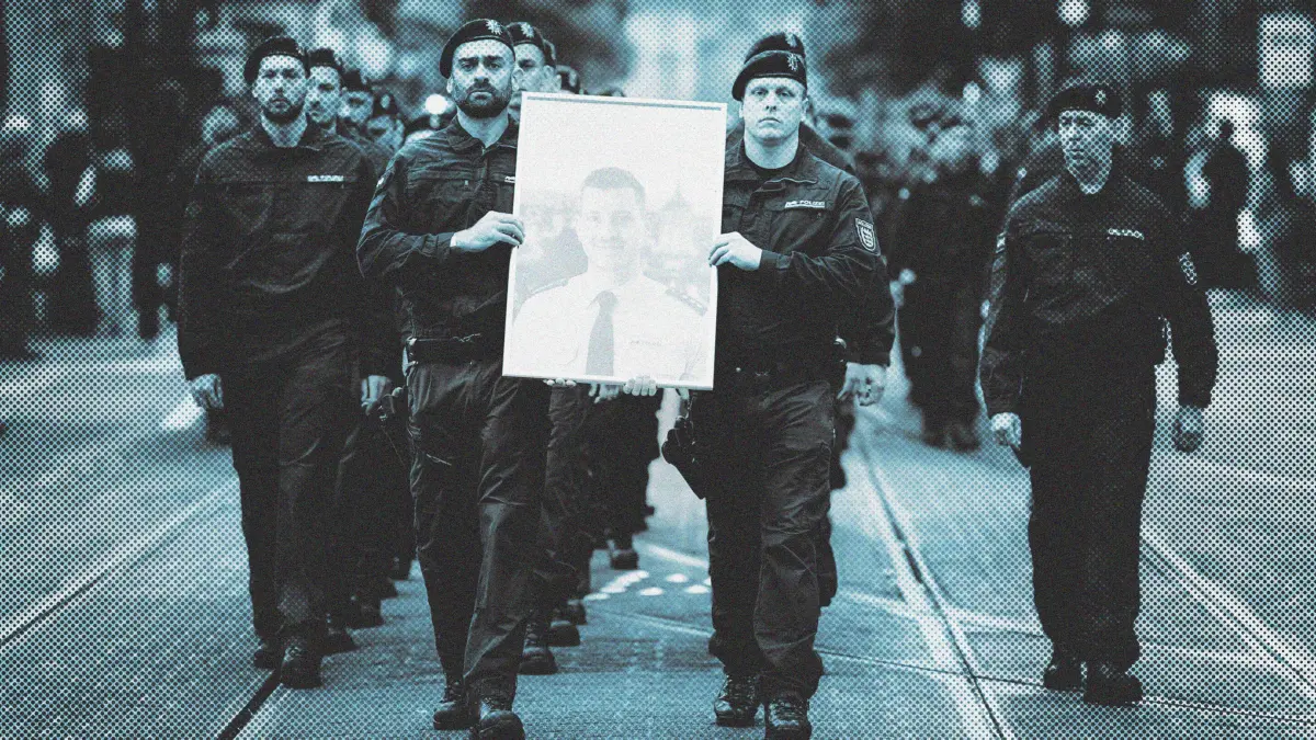 14.06.2023, Baden-Württemberg, Mannheim: Polizisten tragen bei einem Trauermarsch für den bei einer Messerattacke tödlich verletzten Polizisten Rouven Laur dessen Bild. Er starb nach der Attacke am 31. Mai. Fünf weitere Männer wurden verletzt, als ein 25-jähriger Afghane mit einem Messer auf Teilnehmer einer Kundgebung der islamkritischen Bewegung Pax Europa (BPE) einstach. Foto: Uwe Anspach/dpa +++ dpa-Bildfunk +++