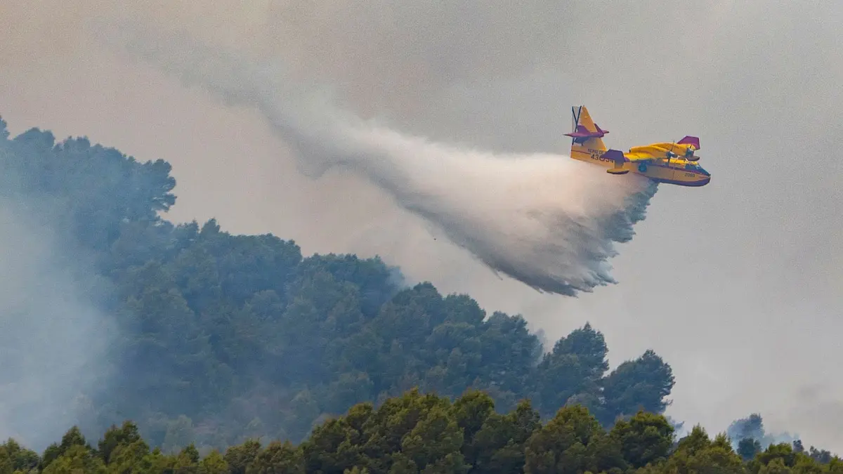 Waldbrände in Spanien: 28.07.2026, Spanien, Castellón: Ein Wasserflugzeug ist bei der Löschung des Brandes in Vall d’Uixó in Castellón im Einsatz. Foto: Ángel Sánchez/EUROPA PRESS/dpa +++ dpa-Bildfunk +++