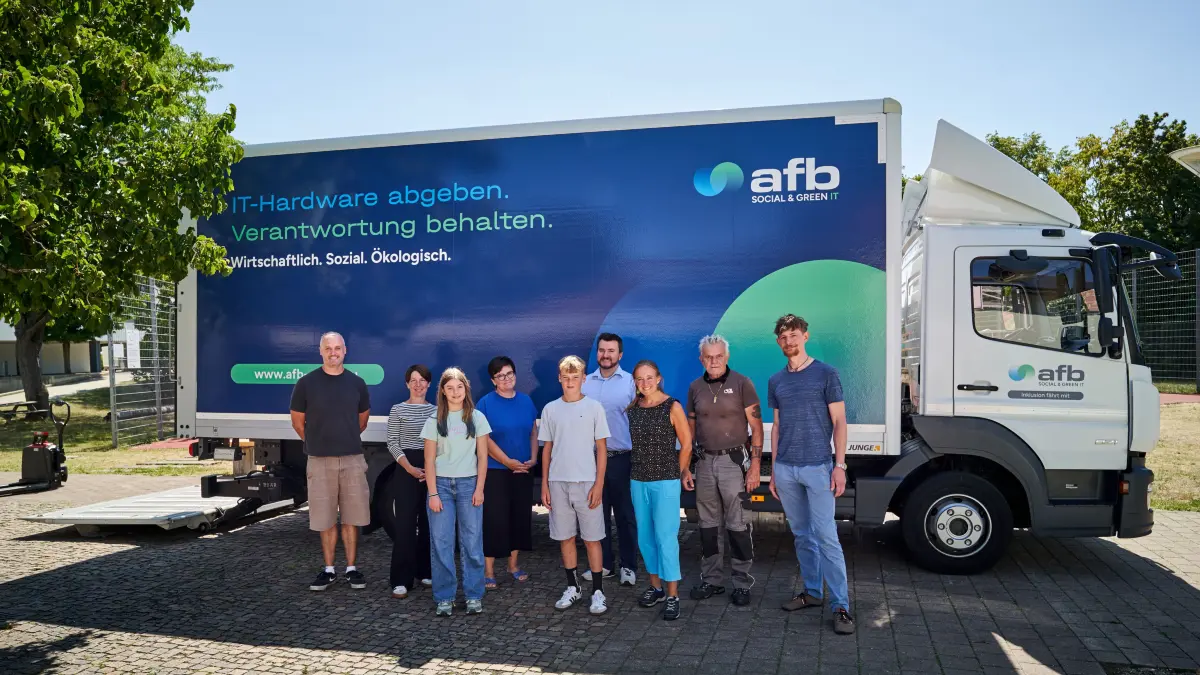 Christoph Wilke (Fachleiter IT am EFGM), Barbara Willenberg (Schulleiterin EFGM), Zola , Stefanie Pallas (Schulleiterin EJPS), Franz , André Kalnin (afb, Account Manager Süd digital education), RahelRose (Ev. Schulstiftung – Koordinatorin für Klimaschutz und Nachhaltigkeit), Roland Hurek (afb, LKW-Fahrer), Arne Lindheimer (IT-Team EJPS)