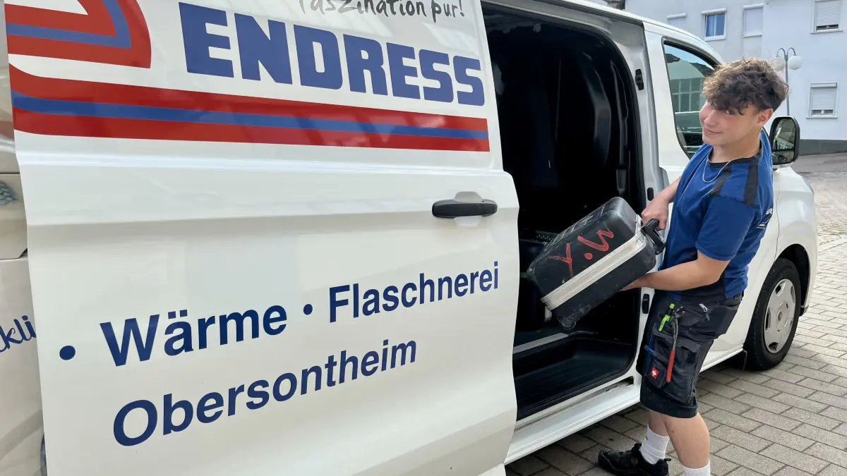 Sören Weigel lädt seinen Werkzeugkoffer in den Transporter.