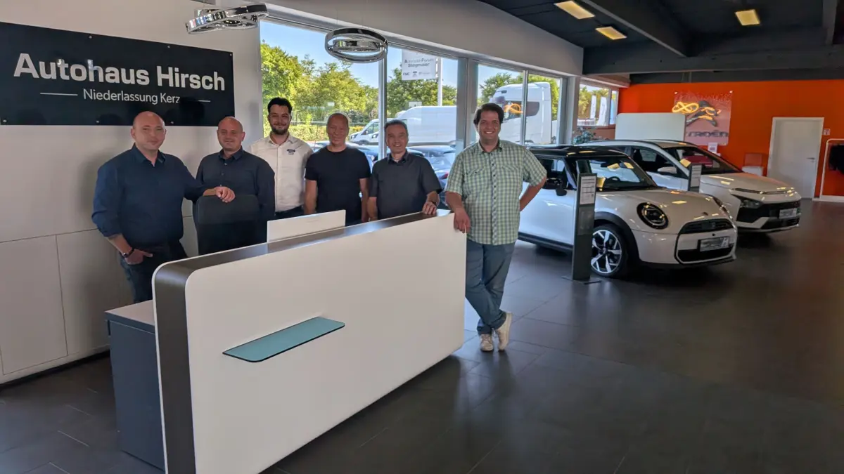 Autohaus Hirsch SHA zieht in Ex-Autolöwen-Standort. GF Denis Dubhorn (links) mit Team
