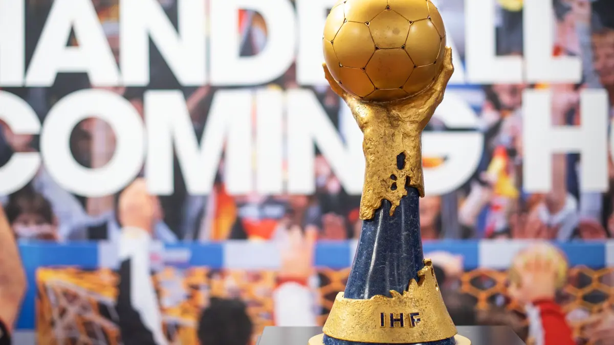 ARCHIV - 03.12.2018, Nordrhein-Westfalen, Köln: Der WM-Pokal der Handball-Weltmeisterschaft 2019, aufgenommen in der Heimkabine der Lanxess-Arena. (zu dpa «TV, Modus, Favoriten: So läuft die Handball-Weltmeisterschaft» vom 07.01.2019) Foto: Marius Becker/dpa +++ dpa-Bildfunk +++