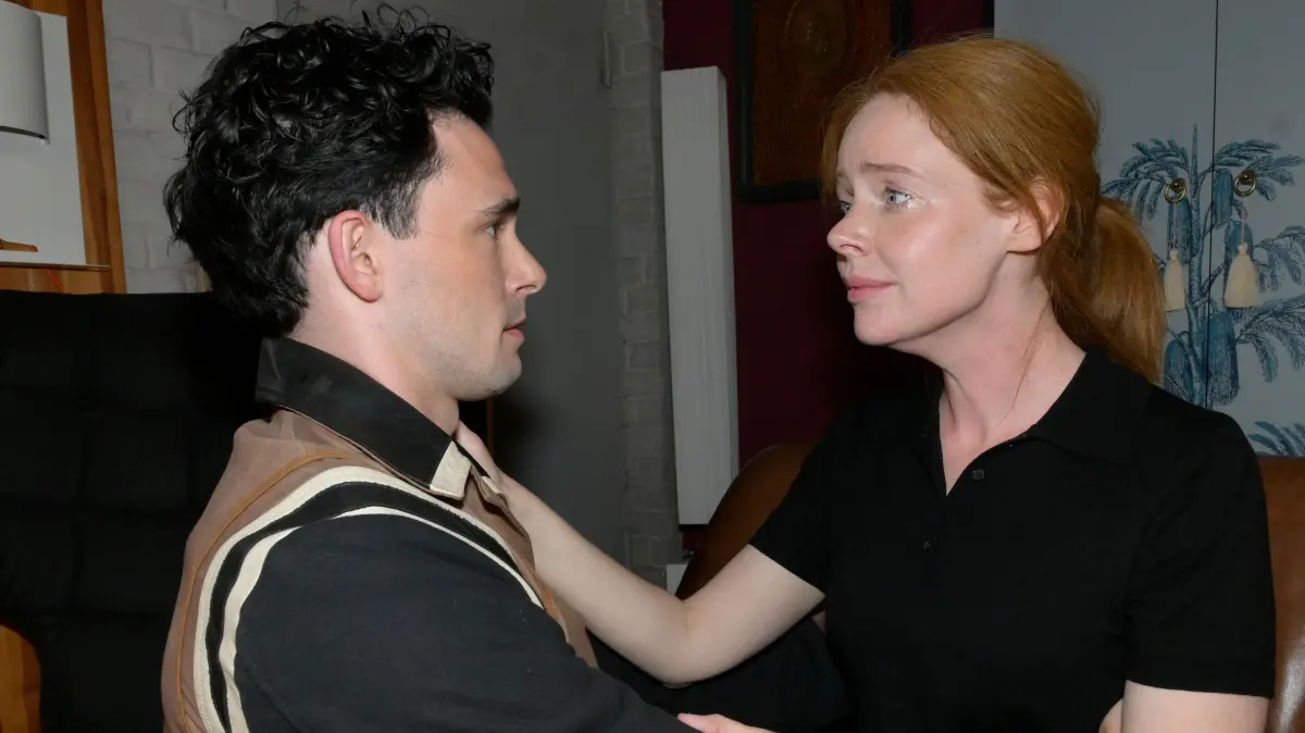 Luis (Marc Weinmann) muss jetzt für Toni (Olivia Marei) da sein.