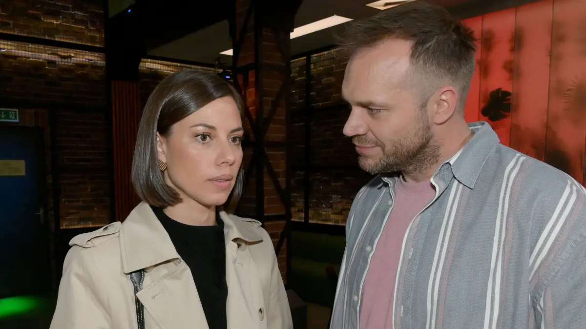 Matilda (Anna-Katharina Fecher) hat Angst, dass Erik (Patrick Heinrich) zu seiner Ex zurückkehrt.