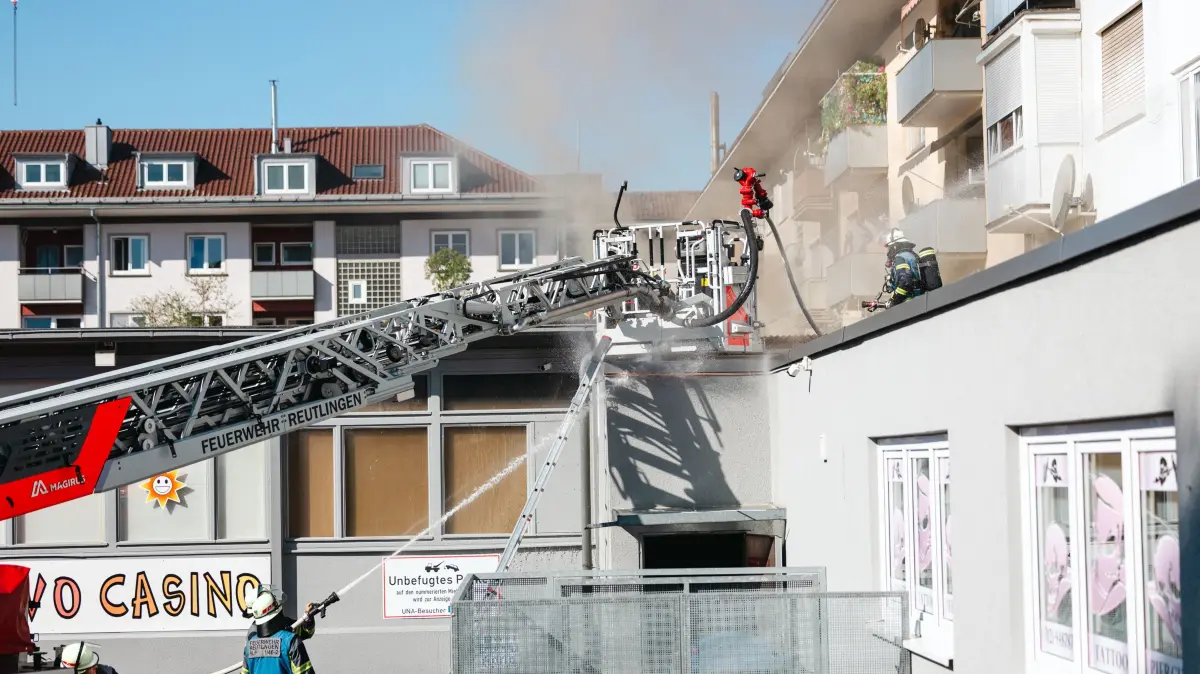 Die Feuerwehr konnte bei dem Brand am Dienstagmorgen in einem Lebensmittelladen ein Übergreifen auf darüberliegende Wohnungen verhindern.