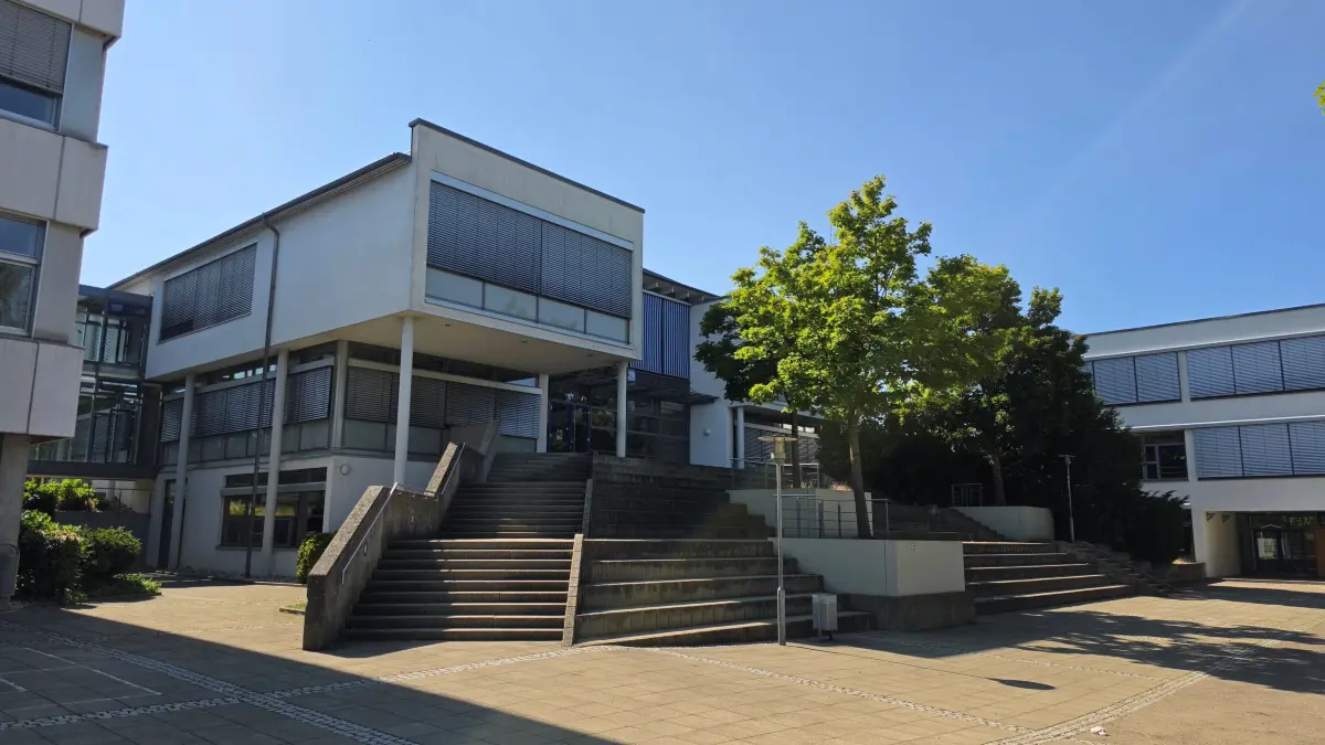 Das Schulgebäude in Munderklingen soll umgebaut werden, damit es künftig auch zur Ganztagsbetreuung genutzt werden kann.