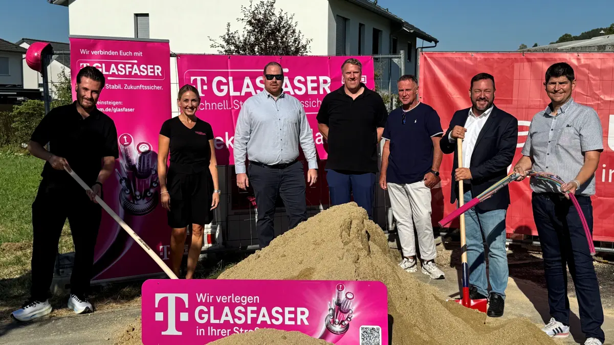 Viele Hände schon beim Spatenstich (von links): Gitto Fortuno (Bauleiter Telekom), Carina Storz (Vertriebslieterin Telekom), Marco Mundhaas (Geschäftsführer Cablex), Marc Schanne (Projektleiter Telekom), Frank Hummitzsch (Rollout Cablex), Bürgermeister felix Schiffner und Daniel Weisshaar (Regio-Manager Telekom).