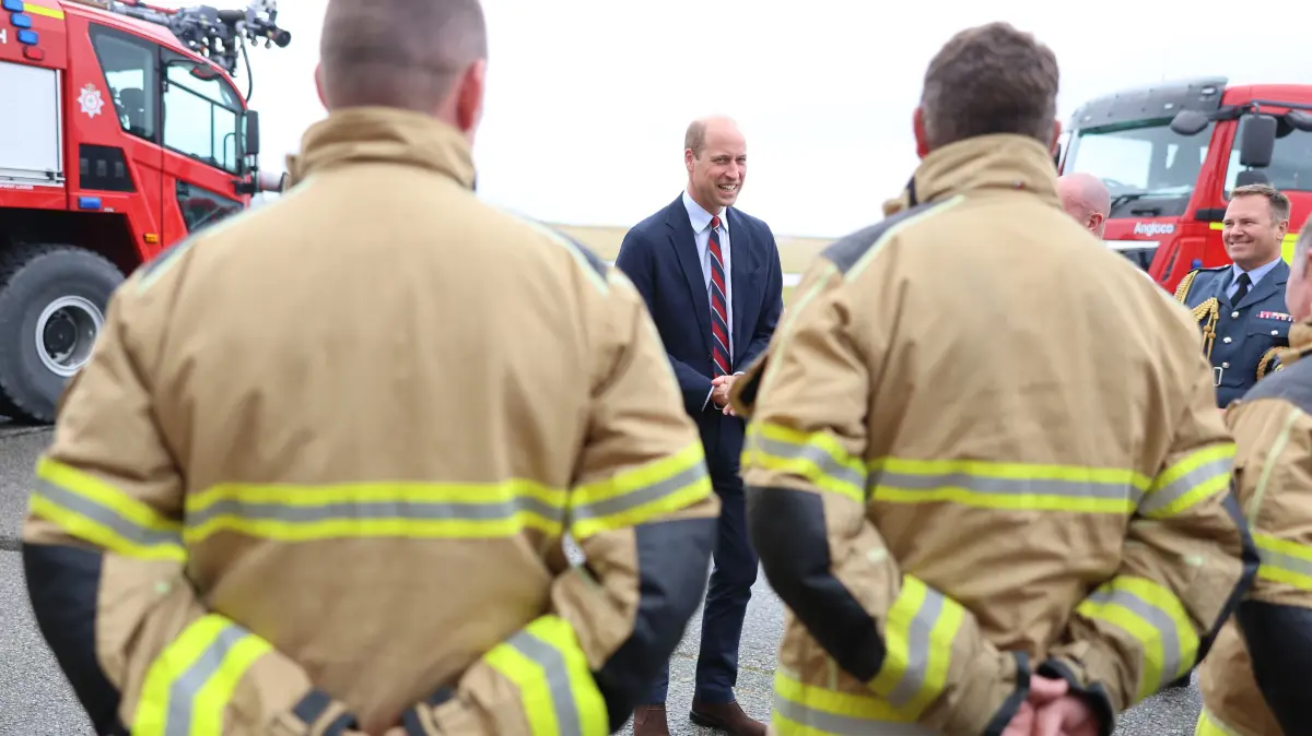 William, Prinz von Wales und Royal Honorary Air Commodore, im Jahr 2024 während eines Besuchs auf dem Luftwaffenstützpunkt RAF Valley mit dem Personal des Stützpunkts im Luftverkehrskontrollturm.