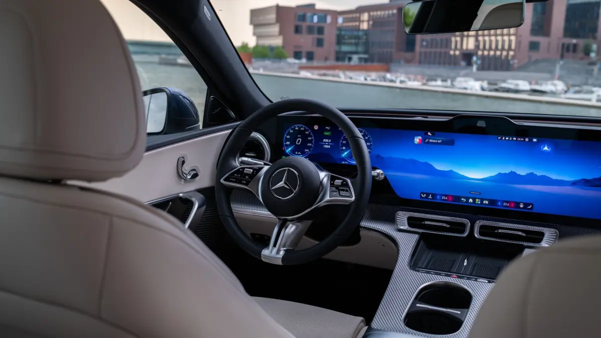 Innenansicht Elektrische Mercedes-Benz C-Klasse: HANDOUT - Cinemascope im Cockpit: Der riesige Bildschirm dominiert das Interieur der C-Klasse. Foto: Mercedes-Benz AG/dpa-mag - ACHTUNG: Nur zur redaktionellen Verwendung im Zusammenhang mit dem genannten Text und nur bei vollständiger Nennung des vorstehenden Credits - Honorarfrei nur für Bezieher des Dienstes dpa-Magazin +++ dpa-Magazin +++