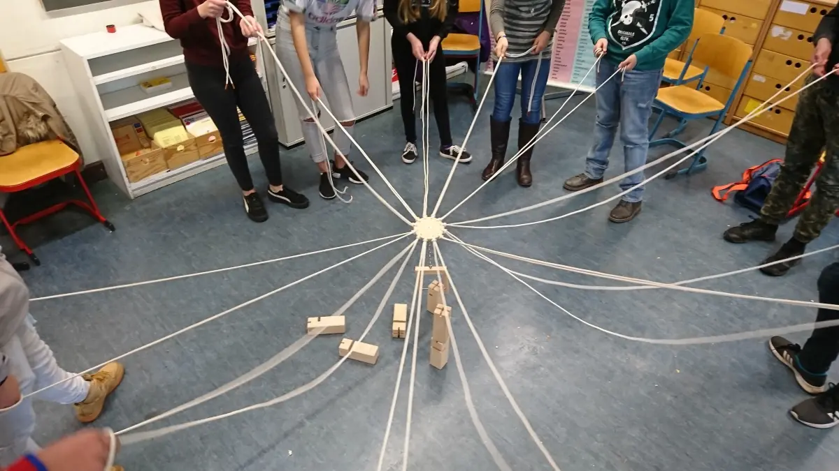 Kooperationsübung für das Stärken des Zusammenhalts und der Zusammenarbeit mit dem "Fröbelturm"