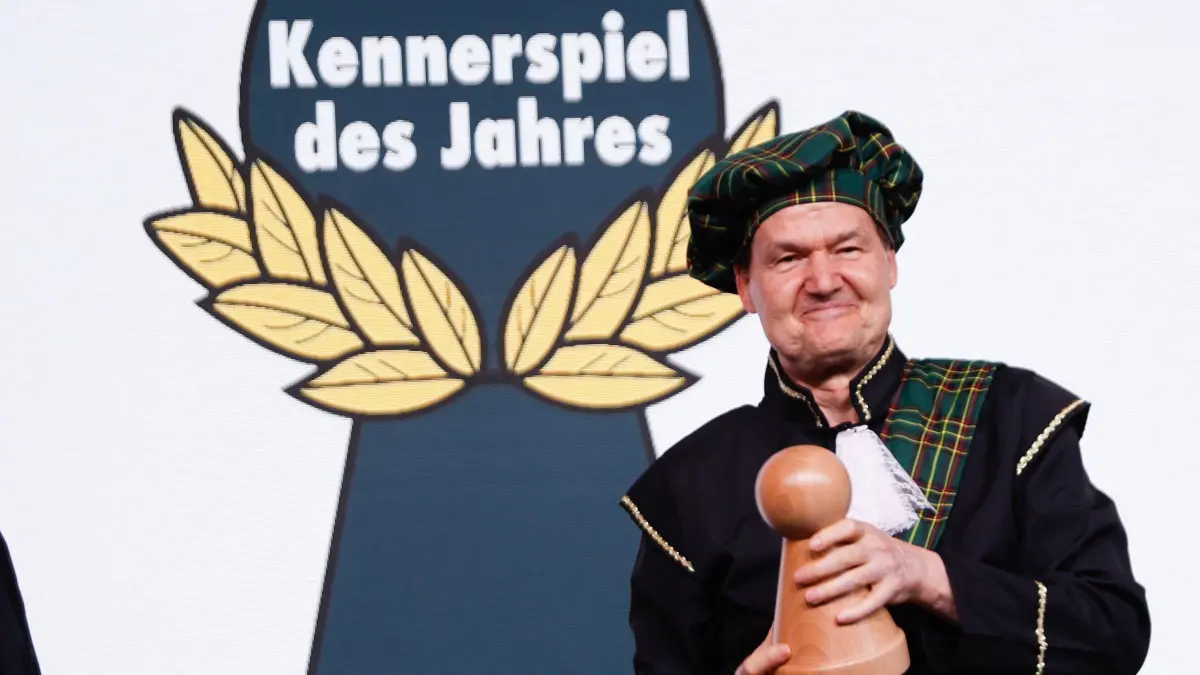 Reiner Knizia, Gewinner der Kategorie „Kennerspiel des Jahres 2026“ mit dem Spiel „Rebirth“ jubelt während der Verleihung des „Spiel des Jahres“ im nhow Hotel Berlin. Ausgezeichnet werden das Spiel des Jahres, das Kennerspiel des Jahres und das Kinderspiel des Jahres. Bewertet werden dabei Spielidee, Regelgestaltung, Layout und Design.