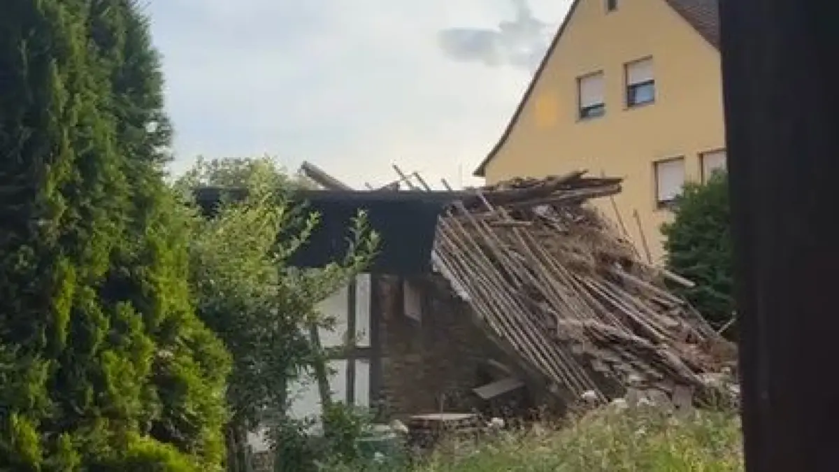 Eine zum Abriss vorgesehene Scheune stürzte in Ergenzingen ein.