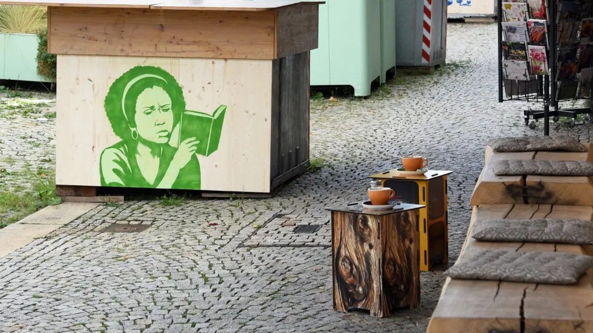 "Die Leserin" hat sinnigerweise ihren Platz vor der Buchhandlung von Teresa Welte gefunden.