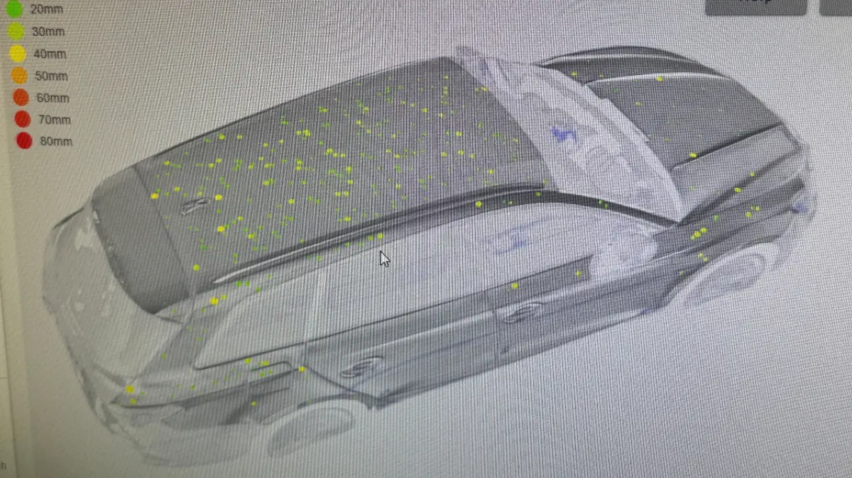 Nach einem elektronischen Scan wird jede Delle sichtbar. Dieses Fahrzeug hat 385 Einschläge zu verzeichnen.