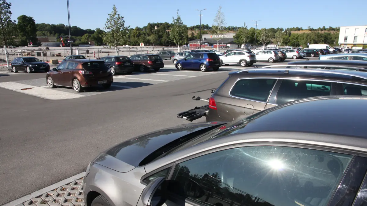 Lichtblick für Autofahrer: Hier, im hinteren Teil des Volksfestplatzes in Crailsheim, kann auch künftig gebührenfrei geparkt werden.