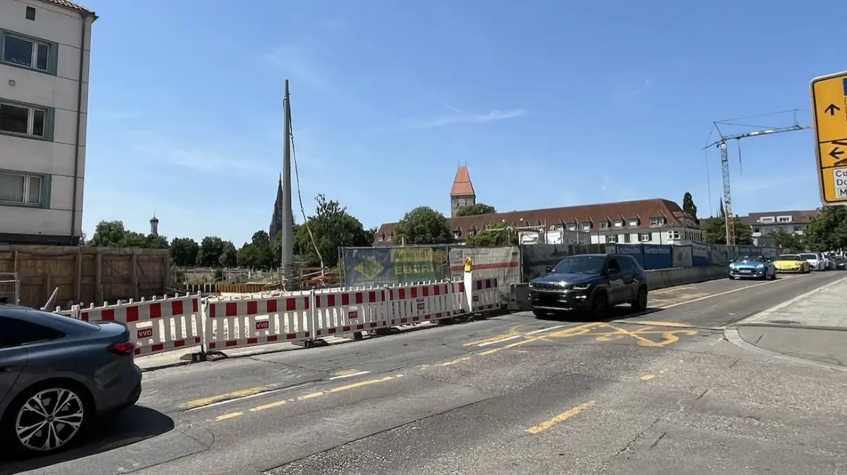 Verdeckt sogar das Münster: Auf Neu-Ulmer Seite stand vor einigen Tagen dieser hohe graue Pfosten. Mittlerweile ist er wieder weg.
