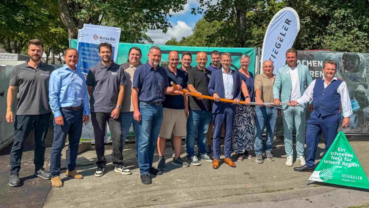 Von rechts: Bürgermeister Ralph Zimmermann, Netze-BW-Kommunalberater Patrick Kuhn, Ahldorfs Ortsvorsteher Hartmut Göttler, Heidi Sauter vom Ortschaftsrat Mühlen, Stiegeler-Geschäftsführer Alexander Siebnich, Stiegeler-Netzbauleiter Darko Paliz, Hrvoje Horvat von der Firma HC Bau, Netze-BW-Projektleiter Petrick Hammann, Christian Eger vom Bauamt der Stadt Horb, Oberbürgermeister Michael Keßler und weitere Vertreter der ausführenden Baufirmen Databau, Wend-Glasfasermontage und Netze BW in Mühlen.