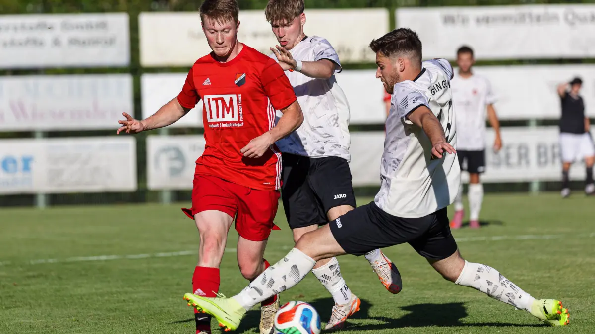 GZ-Pokal 2026: GZ-Pokal 2026; TV Deggingen - FTSV Kuchen;
Spieltag 5, Spiel 1;
Felix Heller (FTSV Kuchen, #5) und Philipp Hemminger (TV Deggingen, #14)
28.07.2026; Wiesensteig.
Foto: Thomas Madel