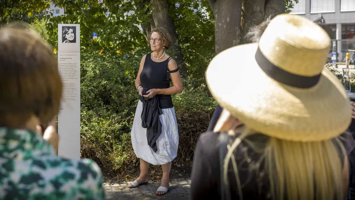 Ulm, vor CCU: Einweihung der neuen Hildegard-Knef-Stele