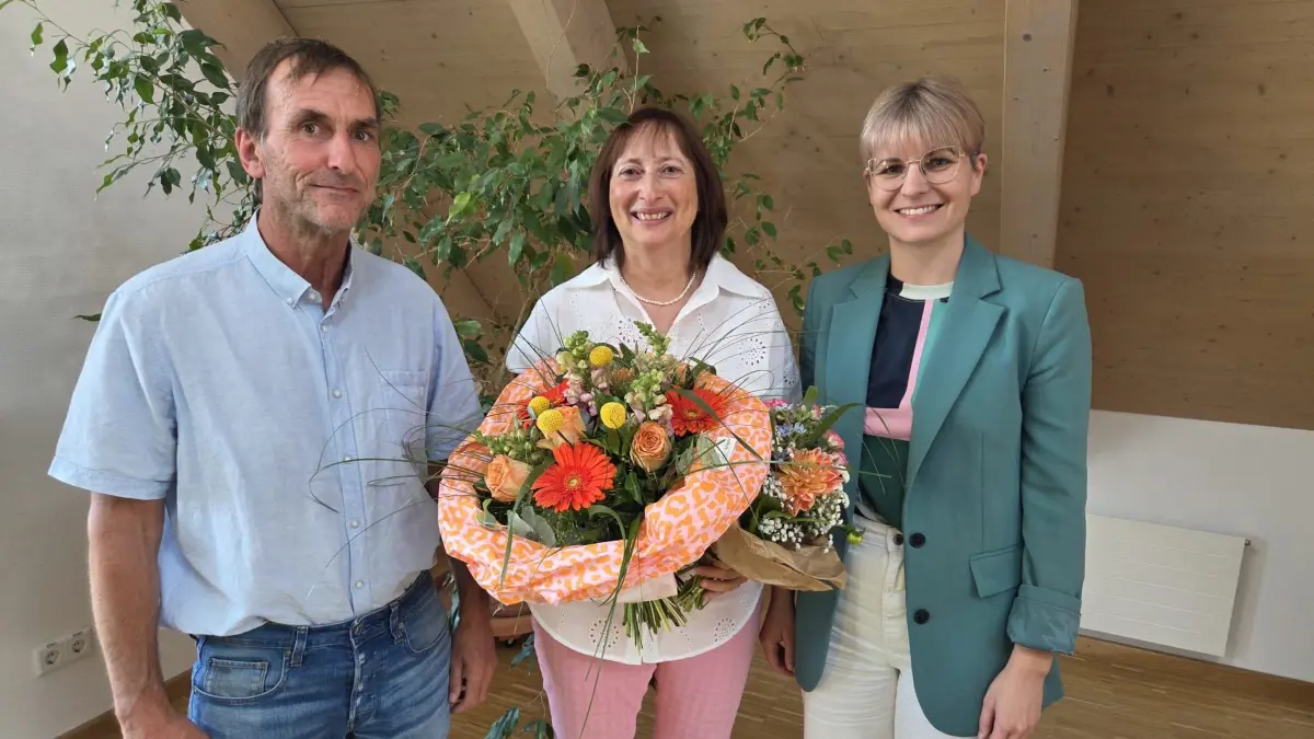 Bürgermeisterin Raphaela Gonser (rechts) und ihr ehrenamtlicher Stellvertreter Frank Hohnwald verabschieden Hauptamtsleiterin Tania Maier.
