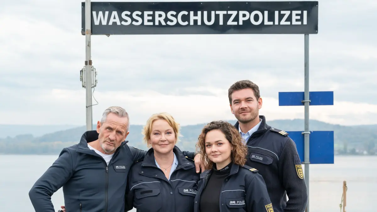 Die Schauspieler Tim Wilde (in der Rolle Paul Schott, l-r), Floriane Daniel (in der Rolle Nele Fehrenbach), Wendy Güntensperger (in der Rolle Julia Demmler) und Max König (in der Rolle Jakob Frings) stehen am Drehort für die ARD-Serie «WaPo Bodensee» für ein Foto auf einem Steg zusammen.