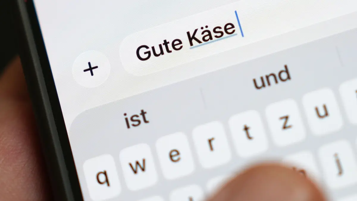Jugendwort des Jahres 2026: ILLUSTRATION - 27.07.2026, Hamburg: Die Wörter „Gute Käse“ sind auf dem Display eines Smartphones zu lesen. Die Top 10 vor der Wahl zum Jugendwort des Jahres 2026 im Oktober stehen fest. (zu dpa: «Jugendwort 2026: Das bedeuten die Favoriten») Foto: Marcus Brandt/dpa +++ dpa-Bildfunk +++