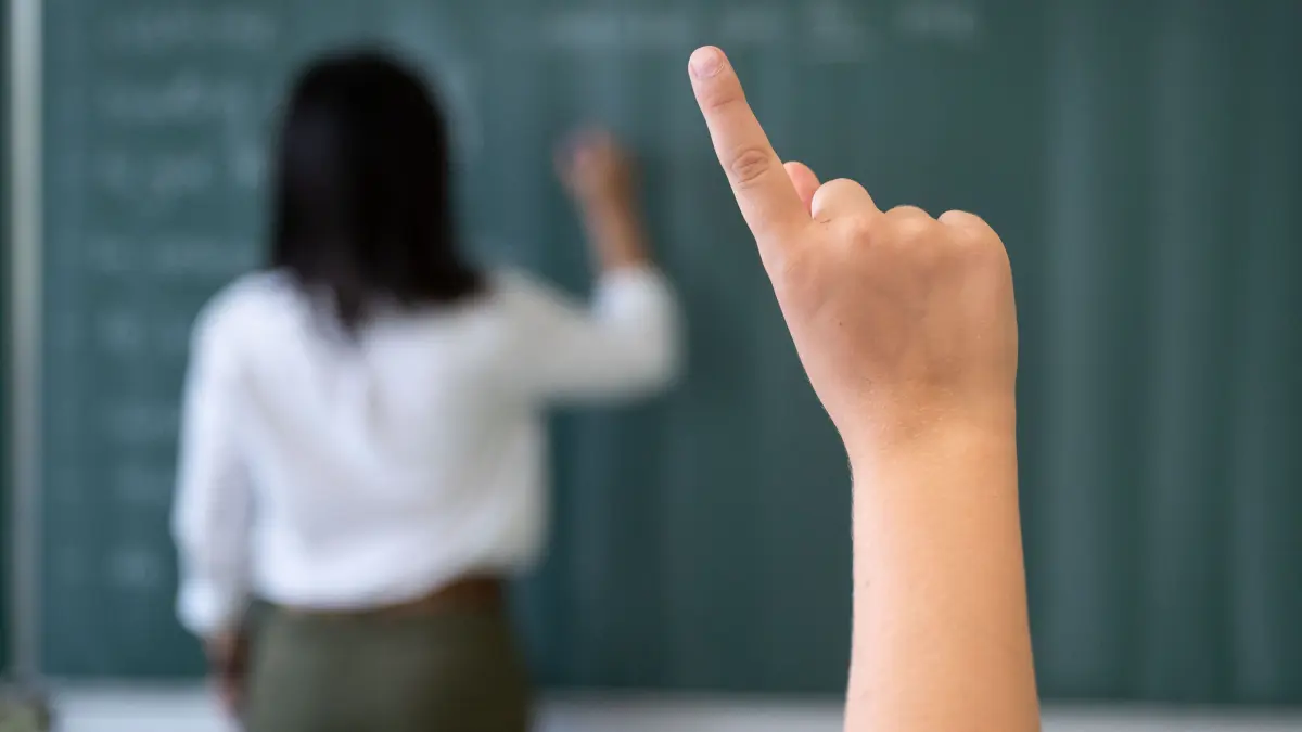 Ein Schüler meldet sich im Unterricht (Symbolfoto). Der Landkreis Barnim plant den Bau einer Oberschule in Basdorf. Klappt das trotz Haushaltssperre?