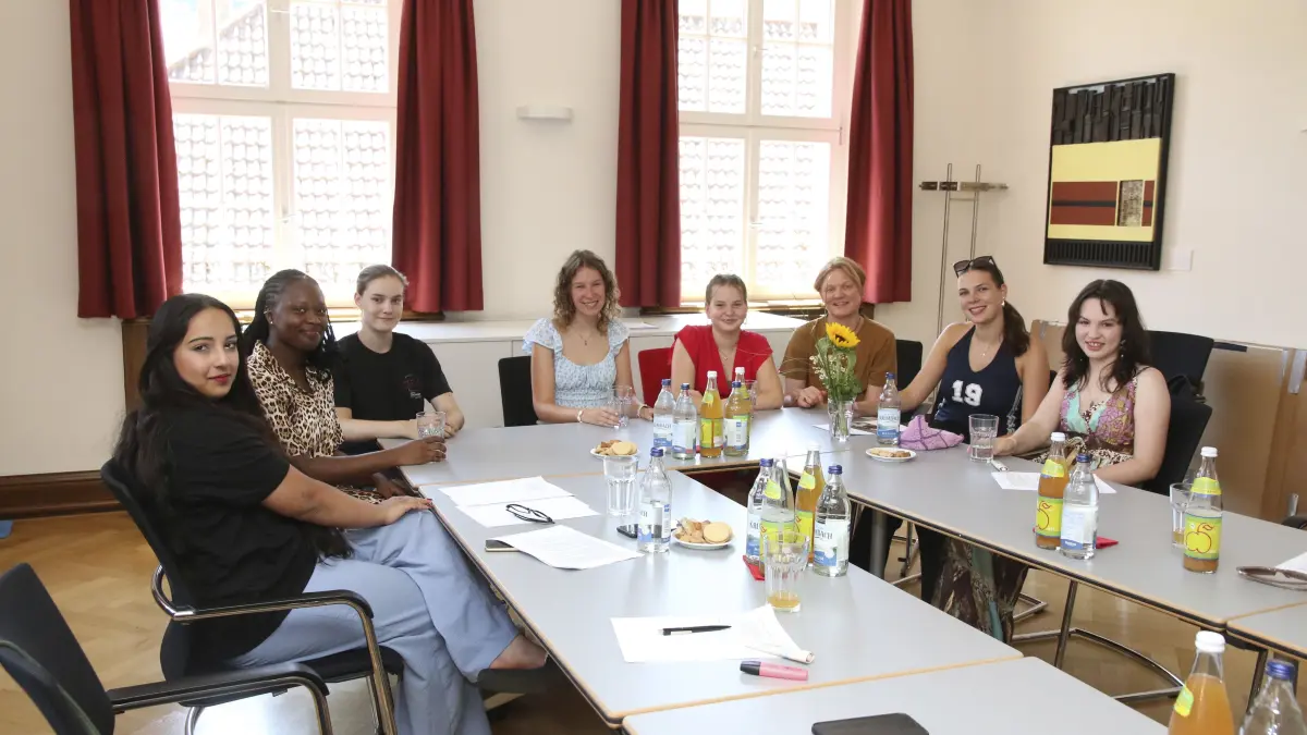 Acht Mädchen des Geislinger Jugendgemeinderats kamen zum Gespräch, eine fehlt auf dem Foto. Dritte von rechts (in der Ecke) ist Sandra Schütz, die Leiterin der Geschäftsstelle für den Jugendgemeinderat.