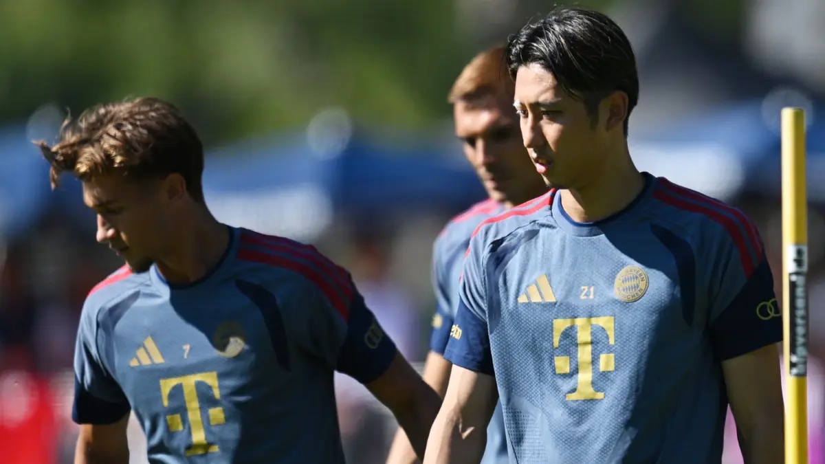 Trainingslager FC Bayern München: 28.07.2026, Bayern, Rottach-Egern: Fußball: Bundesliga, Trainingslager FC Bayern München. FC Bayerns Hiroki Ito (r) beim Training. Foto: Angelika Warmuth/dpa +++ dpa-Bildfunk +++