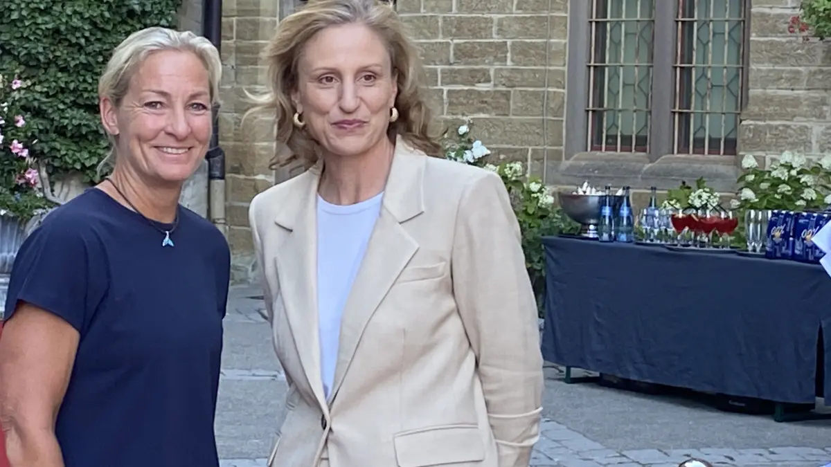 Sophie Prinzessin von Preußen und Georg Prinz von Preußen empfingen Spielerinnen und Funktionäre der CTS Ladies Open auf dem roten Teppich im Burghof von Burg Hohenzollern.