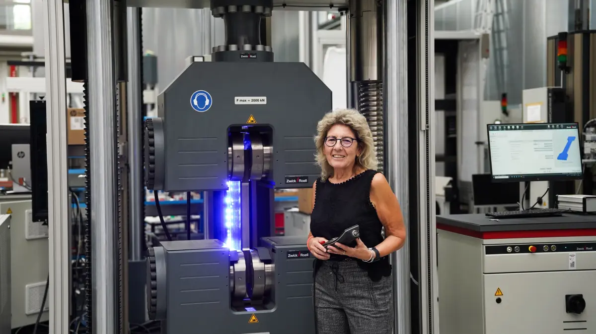 Mit 14 Jahren fing sie eine Lehre als Technische Zeichnerin an. Heute verkauft Giovanna Forte Prüfmaschinen in alle Welt. Diese hier wird nach Mexiko geliefert.