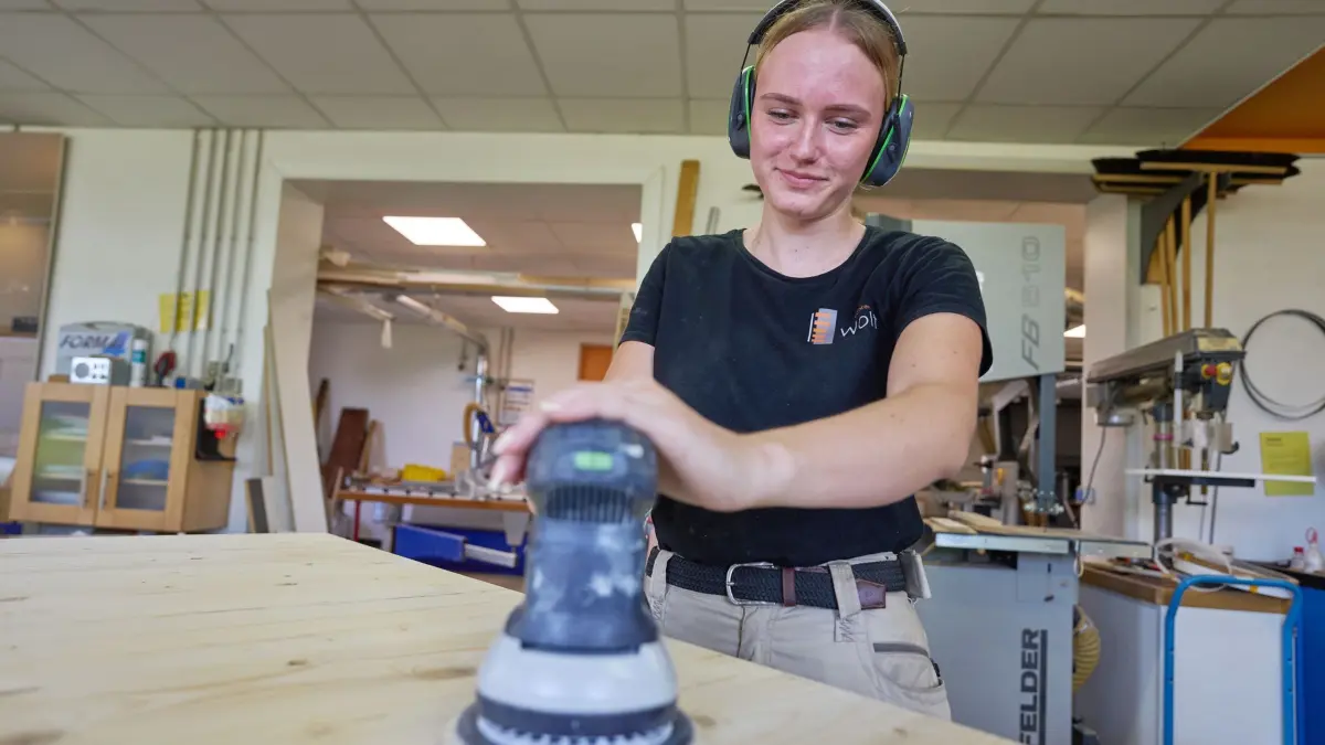 Ausbildung zur Tischlerin - Leonie Bothe: PRODUKTION - 26.06.2026, Rheinland-Pfalz, Moschheim: Leonie Bothe, Auszubildende im Tischlerhandwerk im Betrieb von Olaf Wolf. Die 19-Jährige ist die erste weibliche Auszubildende in dem Betrieb. (zu dpa: «Leonie will einen Beruf, der bleibt») Foto: Thomas Frey/dpa +++ dpa-Bildfunk +++