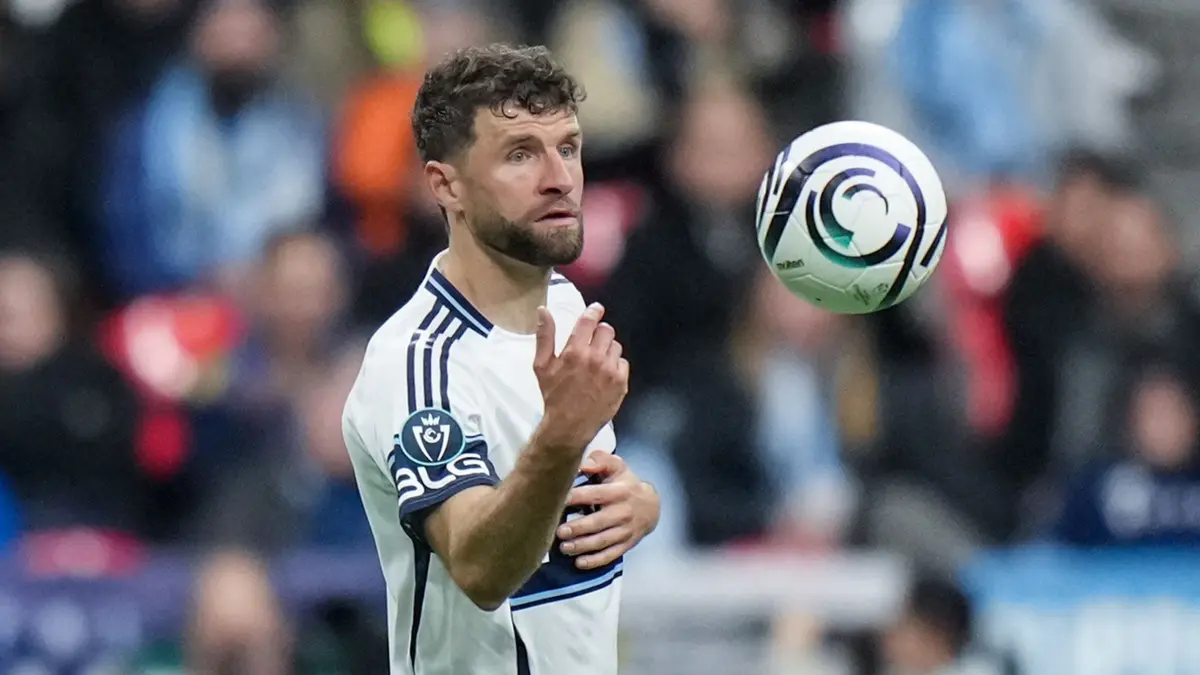 Thomas Müller: ARCHIV - 12.03.2026, Kanada, Vancouver: Thomas Müller von den Vancouver Whitecaps wirft den Ball ins Mittelfeld, nachdem die Seattle Sounders in der zweiten Halbzeit eines CONCACAF Champions Cup-Spiels ihr zweites Tor erzielt haben. Mit den Whitecaps erreichte Müller nun das Halbfinale der Canadien Championship. (zu dpa: ««Absolute Legende»: Müller mit Rekord bei Skills-Challenge») Foto: Darryl Dyck/Canadian Press via ZUMA Press/dpa +++ dpa-Bildfunk +++