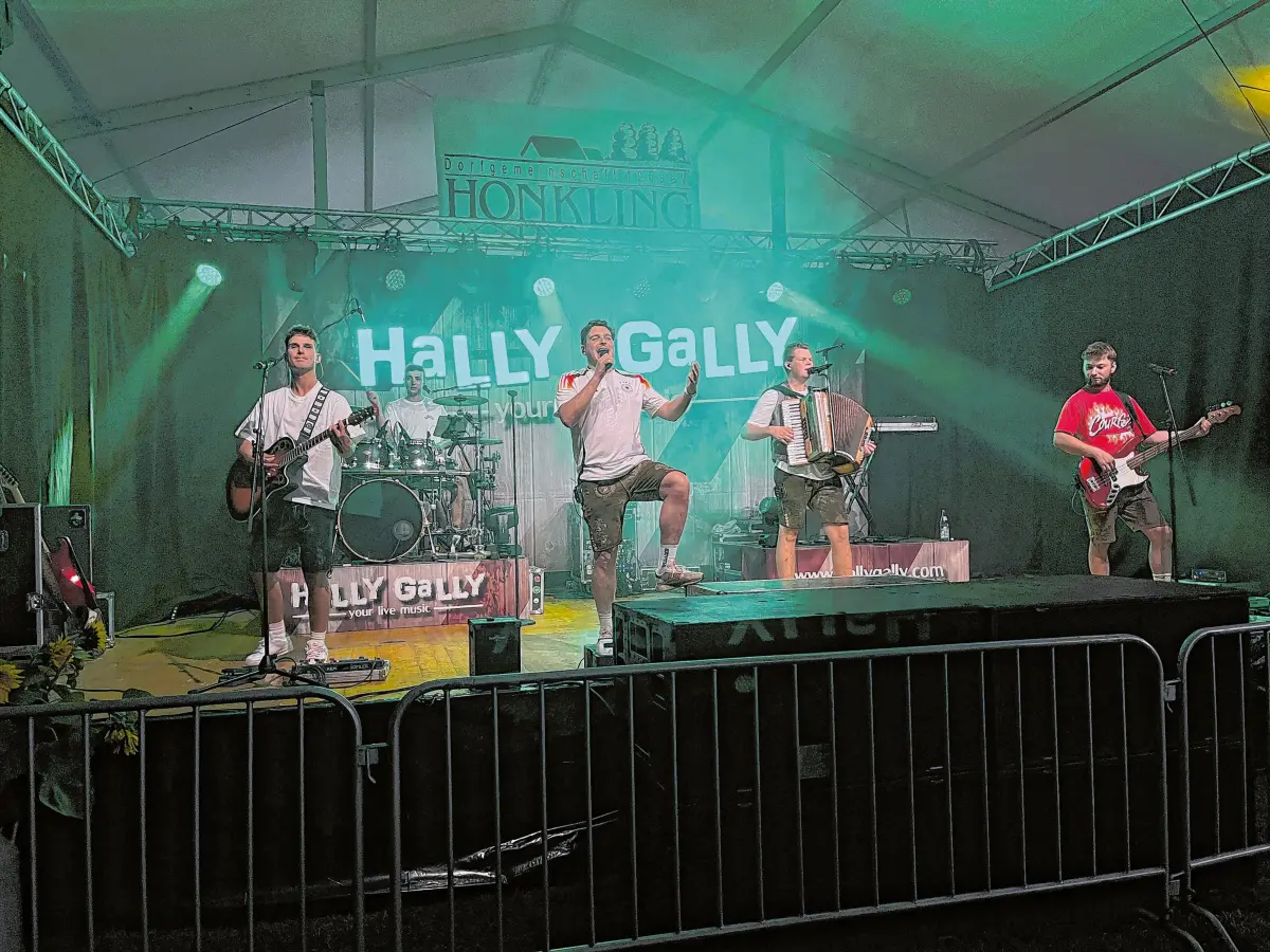 Am ersten Festabend sorgt die Band „Hally Gally“ für gute Stimmung. Die Musiker sind bereits zum sechsten Mal dabei.
