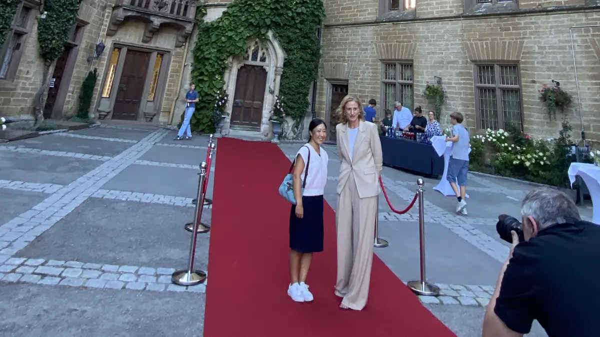 Sophie Prinzessin von Preußen und Georg Prinz von Preußen empfingen Spielerinnen und Funktionäre der CTS Ladies Open auf dem roten Teppich im Burghof von Burg Hohenzollern.
