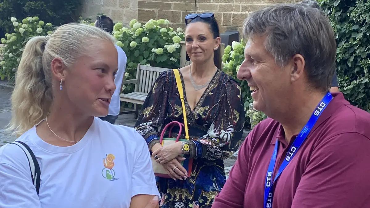 Sophie Prinzessin von Preußen und Georg Prinz von Preußen empfingen Spielerinnen und Funktionäre der CTS Ladies Open auf dem roten Teppich im Burghof von Burg Hohenzollern.