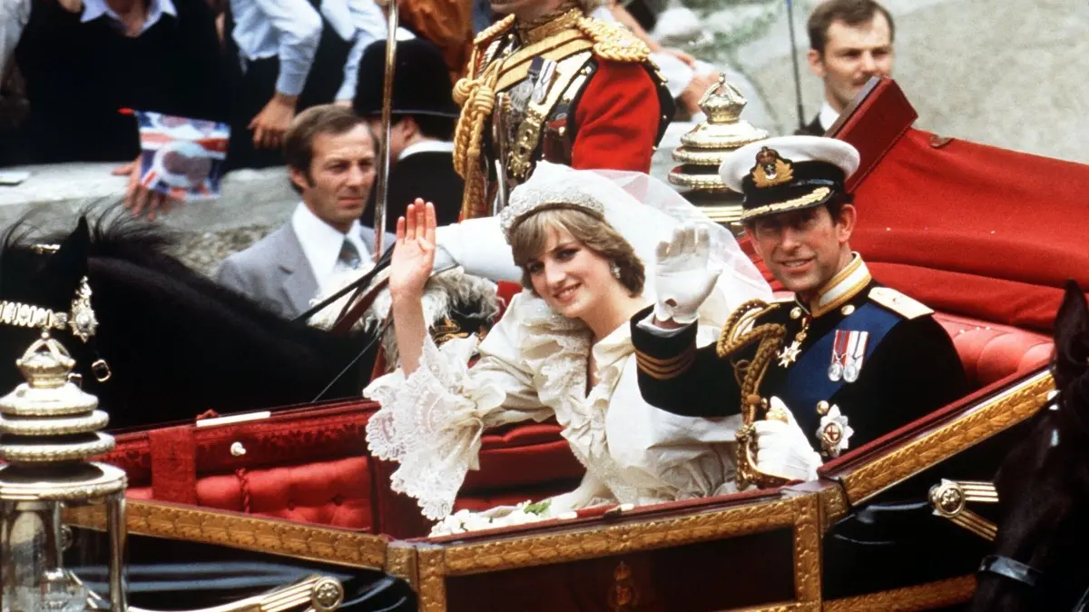 Nach der kirchlichen Trauung in der Londoner St. Paul's Kathedrale fahren Prinzessin Diana und Prinz Charles in der State-Landau-Kutsche zum Buckingham Palast.