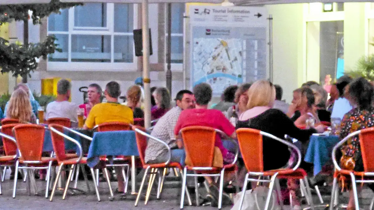 (ohne Überschrift): Vorsicht: Dieses Foto ist möglicherweise nur für den einstigen Verlag Schwäbisches Tagblatt verwendbar. Rottenburg, Marktplatz mit Public Viewing beim "Primavera". 2014-06-12, Bild: Fleischer