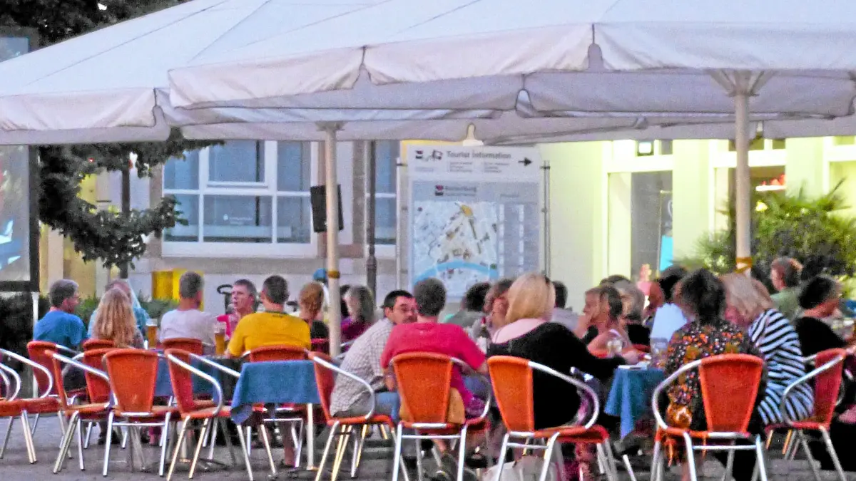 (ohne Überschrift): Vorsicht: Dieses Foto ist möglicherweise nur für den einstigen Verlag Schwäbisches Tagblatt verwendbar. Rottenburg, Marktplatz mit Public Viewing beim "Primavera". 2014-06-12, Bild: Fleischer