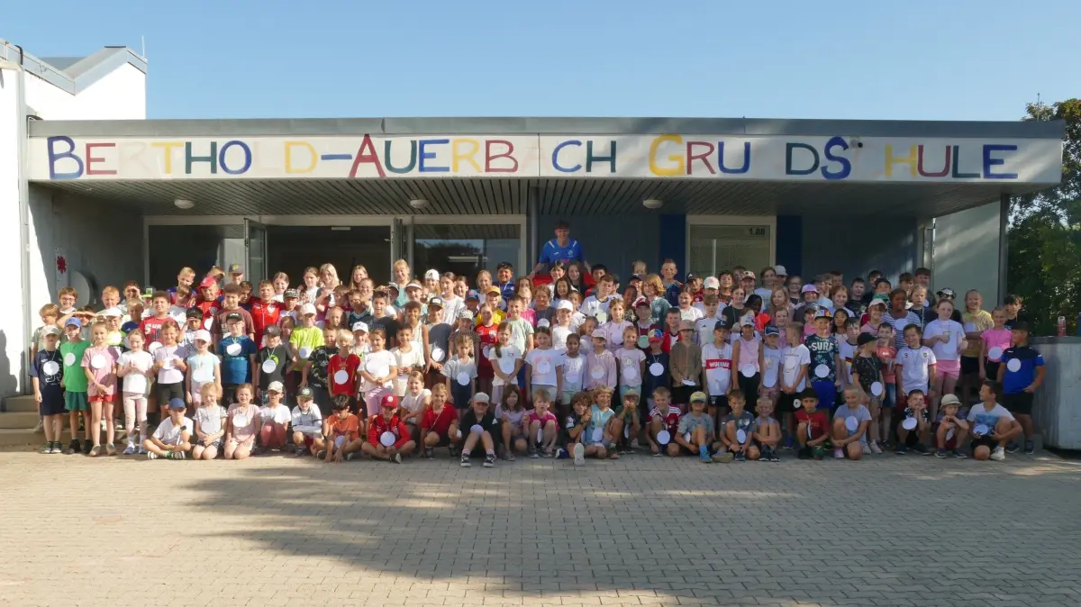 Die insgesamt 160 Schülerinnen und Schüler der Berthold-Auerbach-Grundschule freuten sich auf den Spiel- und Sporttag. Hinten steht Kurt Lauer.
