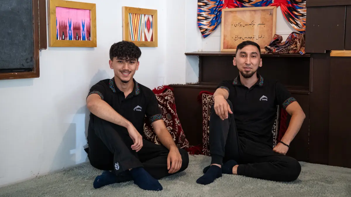 So wie hier Chef Mawlan Mehmet (rechts) und sein Neffe und Mitarbeiter Üzeyir Tasch im neuen Restaurant in der Haaggasse auf einem großen Polster auf dem Boden sitzen, ist es für die uigurische Kultur üblich zu essen. Bald kommen noch kleine Tische für diesen Bereich und dann können dort auch Gäste statt an Tischen auf dem Polster typisch uigurisch essen.
