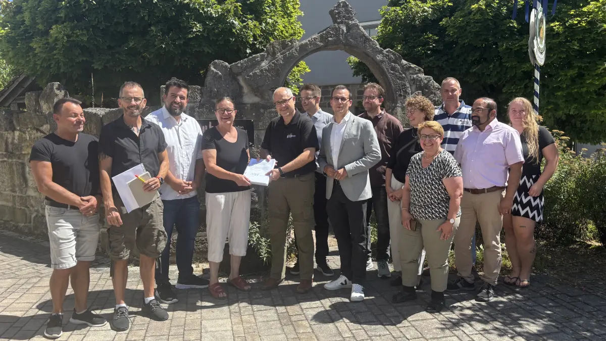 Die Gewerbetreibenden aus Untermünkheim bei der Unterschriftenübergabe vor dem Gasthaus Traube.