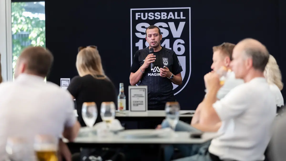 Dominik Schwärzel (SSV Ulm 1846 Fußball, Vorstand e.v. und Interims-Geschäftsführer Gmbh & Co. Kgaa)
Sponsorenveranstaltung erste SSV-Connect Veranstaltung des SSV Ulm 1846 Fußball - Verkündung Namensrechte CENTUS Business-Club, VIP-Zelt SSV Ulm 1846 Fußball CENTUS-Business-Club Ulm 28.07.26
Foto: Lucca Fundel