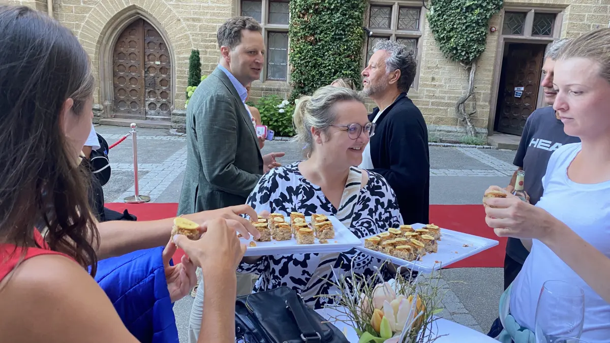 Sophie Prinzessin von Preußen und Georg Friedrich Prinz von Preußen empfingen Spielerinnen und Funktionäre der CTS Ladies Open auf dem roten Teppich im Burghof von Burg Hohenzollern.