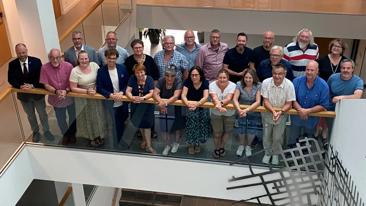 Der Gemeinderat Eislingen mit neuem OB: vorne v.li. Axel Raisch (CDU), Manfred Strohm, Manuela Fleischer (beide EDM), Christian Herr (Grüne), Ingrid Held (SPD), Daniela Wahl, Silke Pauly, Sibille-Rosina Napolitano (alle Freie Wähler), Anja Fischer (WfE), Michael Werdon, Hans-Jörg Autenrieth, Hans-Jörg Andonovic-Wagner (alle CDU). Hinten (v. links) OB Oliver Marzian, Jürgen Eisele (EDM), Leni Breymaier (SPD), Bernd Horwat (Freie Wähler), Andreas Wahl (CDU), Uwe Reik (WfE), Christian Petratos (CDU), Andreas Weiß (Freie Wähler), Lothar Weccard (Grüne), Jens Kocher (SPD), Ulrike Haas (Grüne).